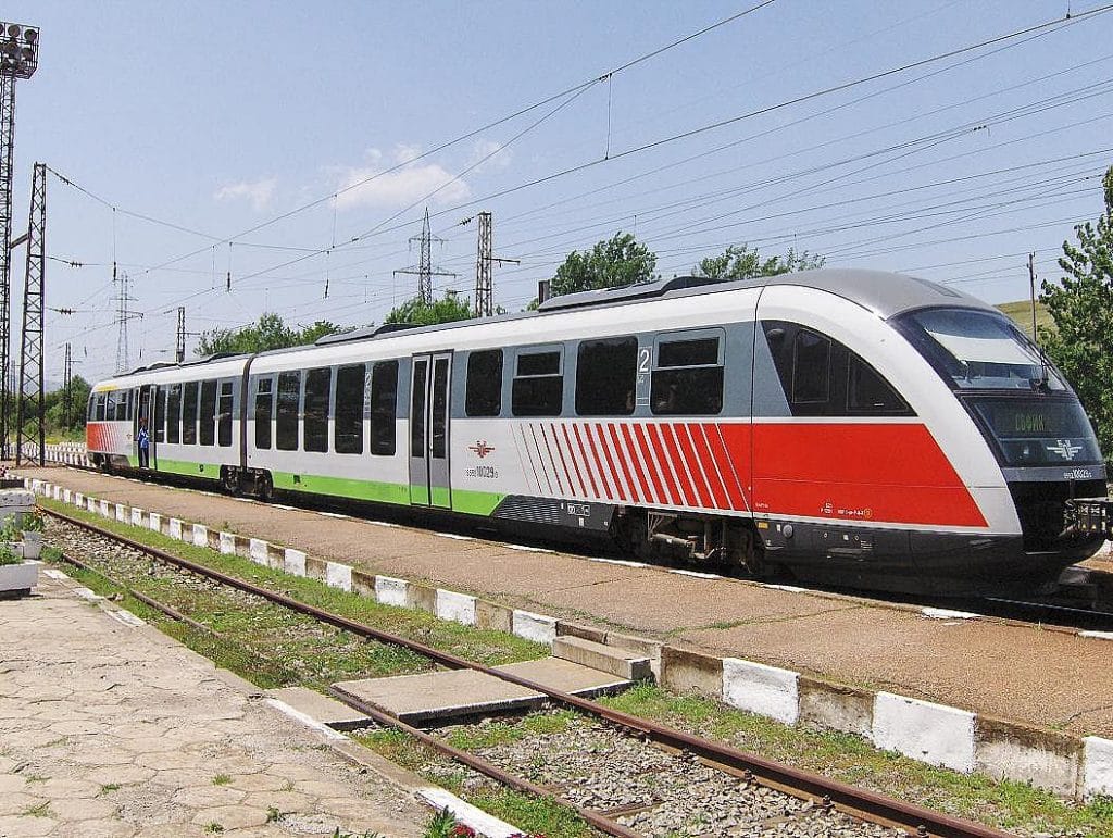 Влак и междуградски автобуси