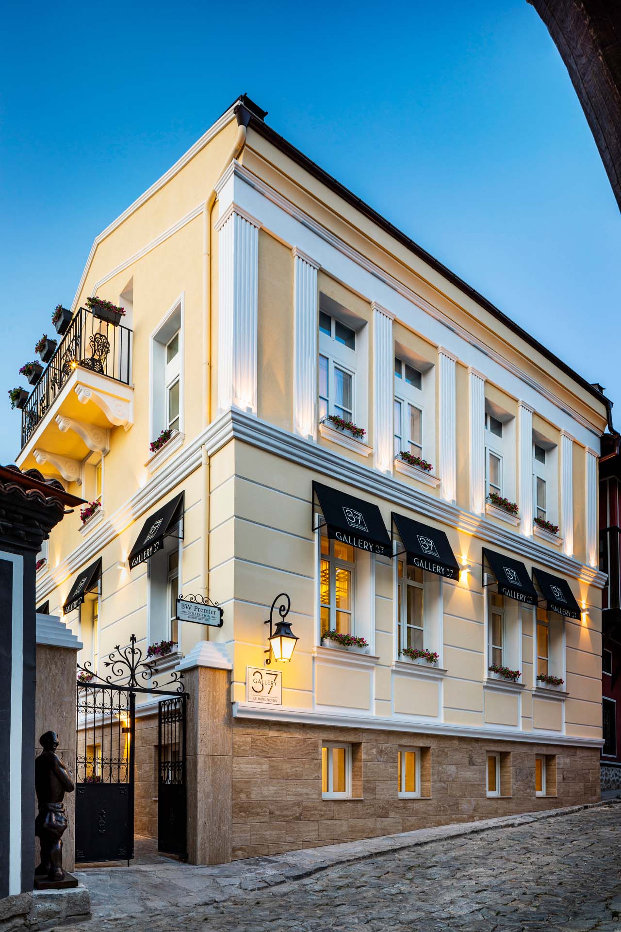 Фасада на Gallery 37 Art Hotel
