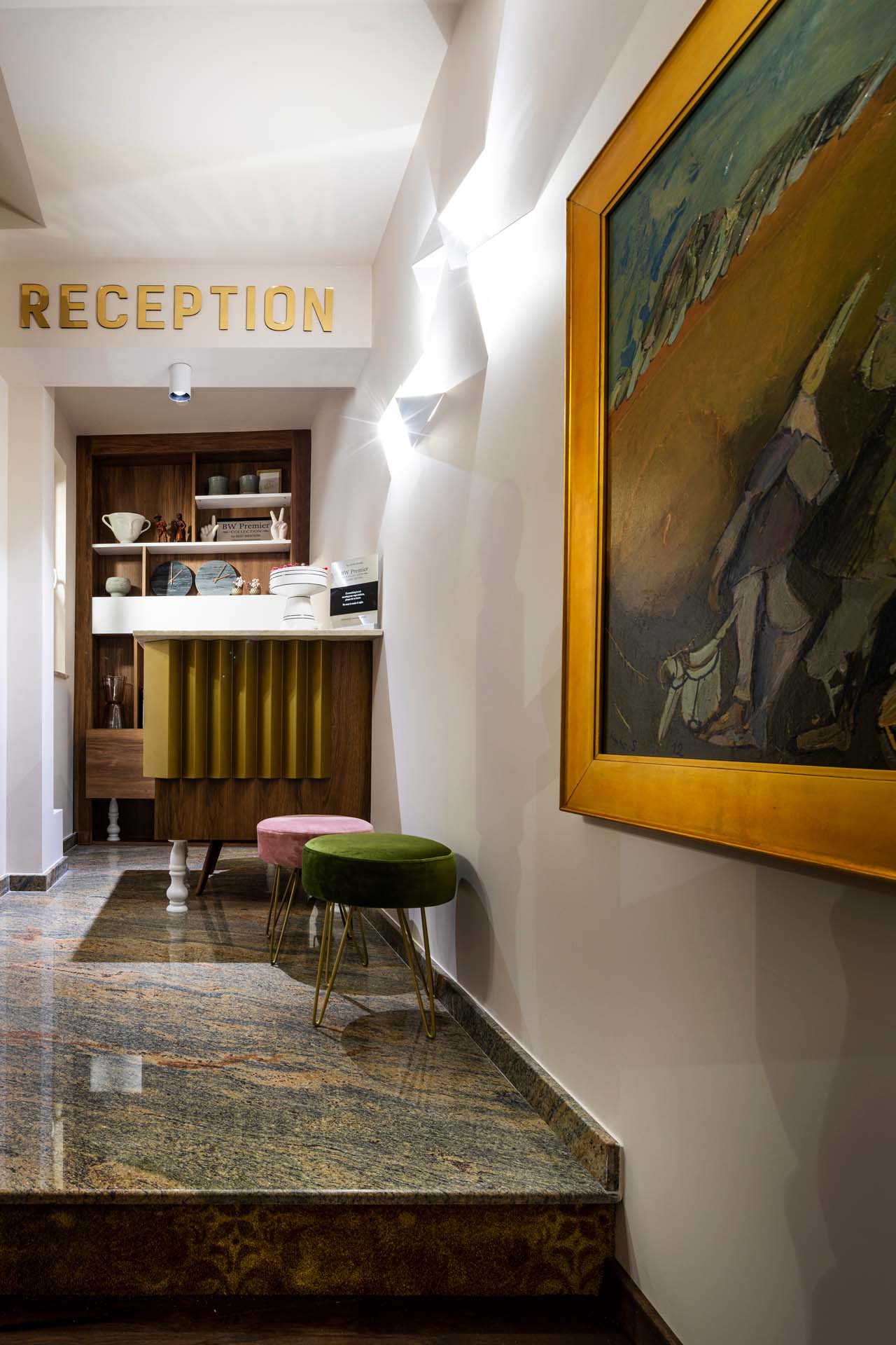 Рецепция в Gallery 37 Art Hotel